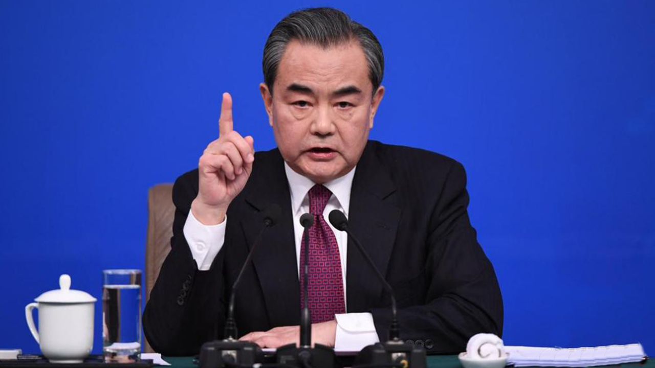 美国在全球范围挥舞关税大棒，王毅外长发出